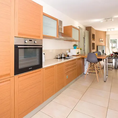 Emily ヴィラ プロタラス