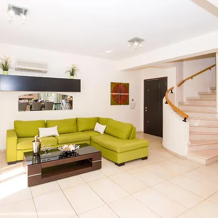 Emily Βίλα Πρωταράς